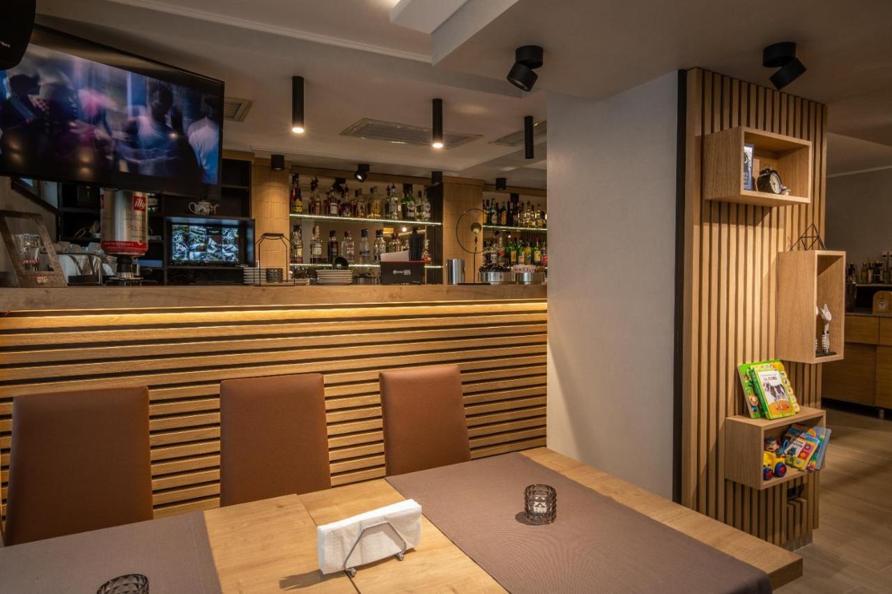 Apartament Tatu Bar&Grill Otopeni Exteriér fotografie